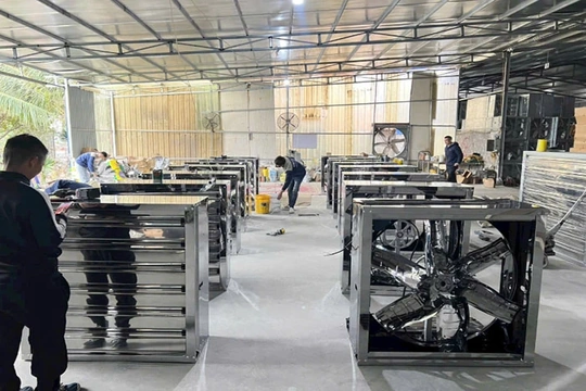 Quạt thông gió vuông Phú Đạt Vượng nâng chất lượng không khí cho nhà xưởng