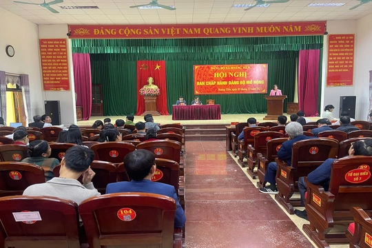 Xã Hoằng Tiến triển khai học tập các nghị quyết và trao tặng Huy hiệu Đảng