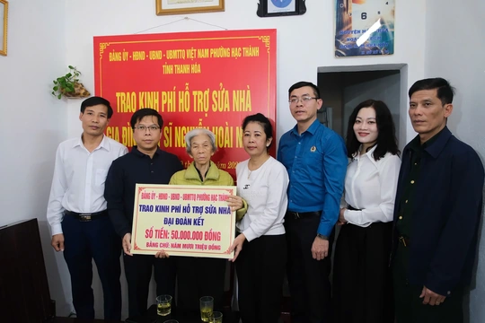 Phường Hạc Thành trao kinh phí hỗ trợ sửa chữa nhà cho gia đình liệt sĩ