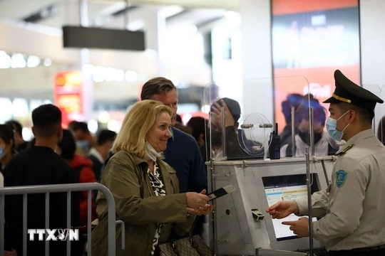 Triển khai miễn thị thực có thời hạn cho người nước ngoài thuộc diện đặc biệt cần ưu đãi