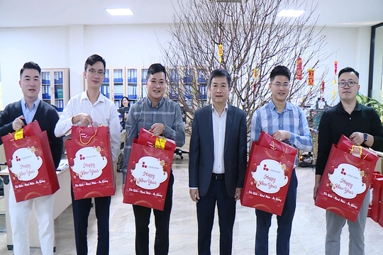 Lương thưởng cao, chi trả kịp thời - Lao động phấn khởi đón Tết