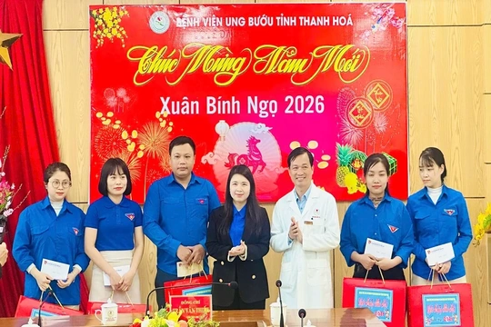 Trao quà Tết cho đoàn viên, thanh niên có hoàn cảnh khó khăn