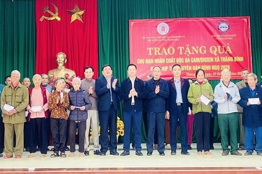 Hiệp hội Doanh nghiệp tỉnh tặng quà Tết cho người có hoàn cảnh khó khăn