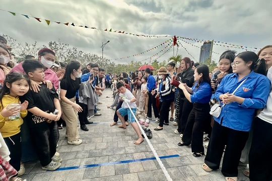 Sôi nổi các trò chơi dân gian ngày Tết tại phường Hạc Thành