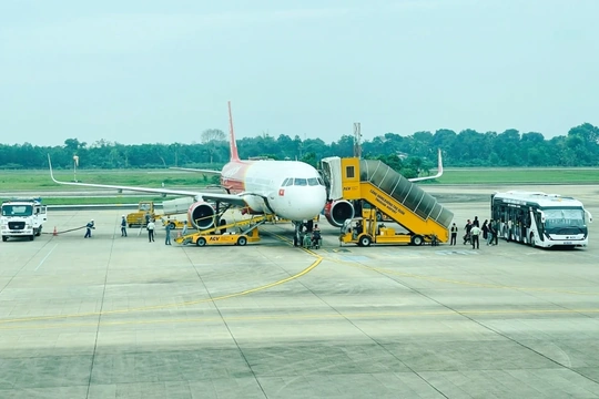 Những chuyến bay chở “ngày xuân”&nbsp;đoàn tụ