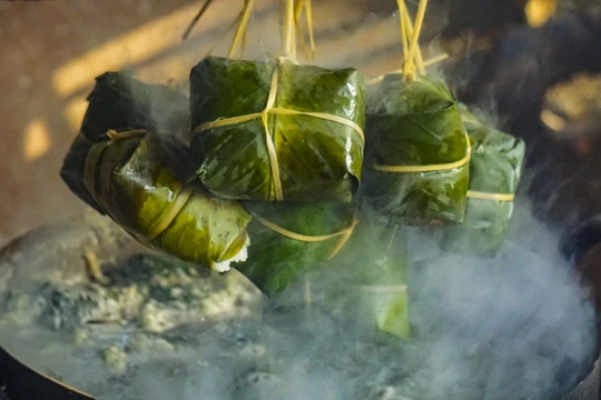 Bánh chưng đen - hồn Tết của người Thái trắng ở miền núi xứ Thanh