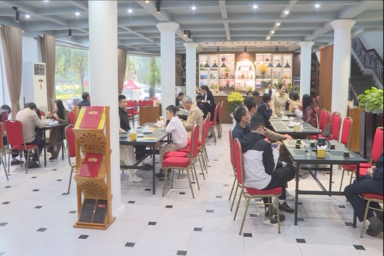 Nhiều cơ sở kinh doanh dịch vụ mở cửa đầu năm mới phục vụ người dân