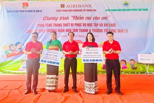 Đoàn Thanh niên Agribank Thanh Hóa tặng quà cho học sinh vùng cao