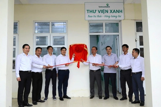 Vietcombank khánh thành “Thư viện Xanh” và trao tặng học bổng cho học sinh nghèo vượt khó tại Thanh Hóa