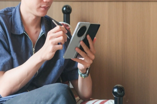 Trên tay OPPO Find N6: Điện thoại gập đắt nhất Việt Nam với nếp gấp ’tàng hình' và bút AI Pen