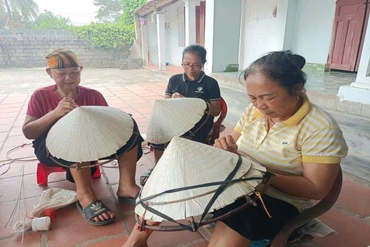 Người cao tuổi “nặng lòng” với nghề truyền thống