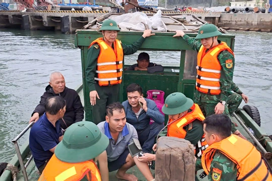 Kịp thời cứu 5 thuyền viên gặp nạn trên biển