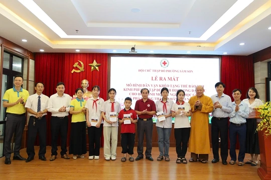 Ra mắt mô hình “Dân vận khéo” tặng thẻ bảo trợ học sinh nghèo