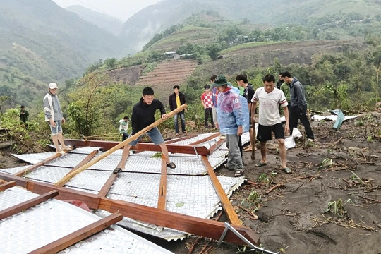 Dông lốc gây tốc mái nhà của người dân xã Mường Lý