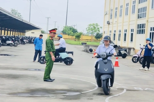 Hơn 800 học sinh Trường THPT Tống Duy Tân học cách lái xe an toàn