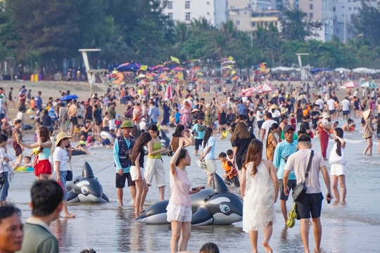 Sầm Sơn đón đông đảo du khách trong ngày đầu dịp nghỉ Giỗ Tổ Hùng Vương