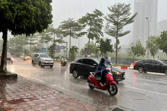 Cảnh báo dông, lốc, sét, mưa đá và mưa lớn cục bộ trong những giờ tới