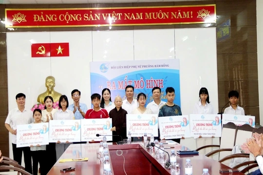 Phụ nữ phường Hàm Rồng ra mắt mô hình mẹ đỡ đầu trẻ mồ côi