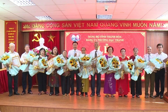 Đảng ủy phường Hạc Thành trao Huy hiệu Đảng tặng 318 đảng viên