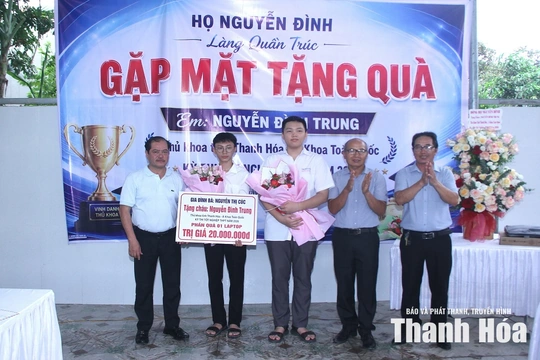 Dòng họ Nguyễn Đình khen thưởng học sinh Nguyễn Đình Trung đạt danh hiệu thủ khoa toàn tỉnh