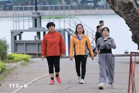 Không khí lạnh gây mưa dông, Bắc Bộ chuyển mát từ đêm nay