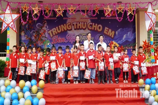 Tặng quà Trung thu cho trẻ mồ côi và học sinh có hoàn cảnh khó khăn tại xã Trường Lâm