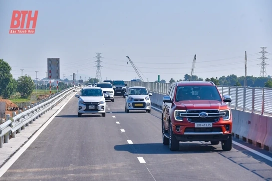 Những chuyến xe đầu tiên lăn bánh trên cao tốc nối Thanh Hóa - Nghệ An