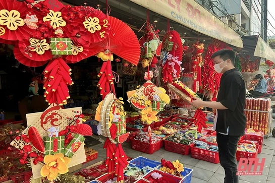 Sôi động thị trường đồ trang trí tết