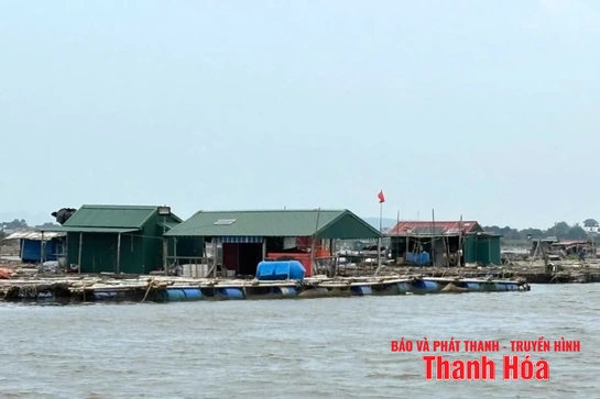 Xã Tiên Trang hỗ trợ người dân gia cố lồng bè nuôi cá