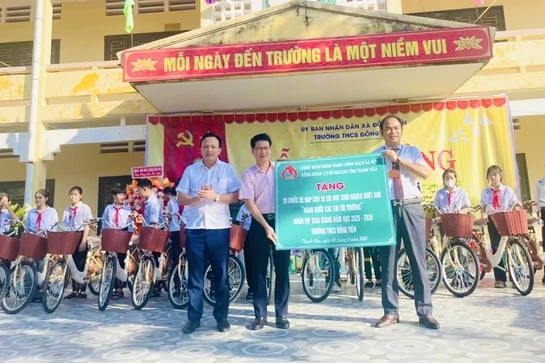 Ngân hàng CSXH Thanh Hóa tặng 110 xe đạp cho học sinh khó khăn