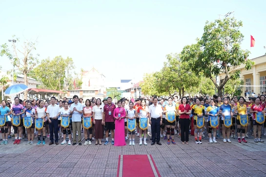 Phường Nam Sầm Sơn tổ chức giải bóng chuyền hơi chào mừng Ngày Phụ nữ Việt Nam