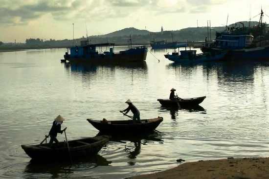 Những chiếc thuyền nan nơi cửa biển