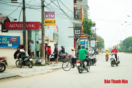 Cần giữ khoảng cách an toàn khi rút tiền tại các cây ATM