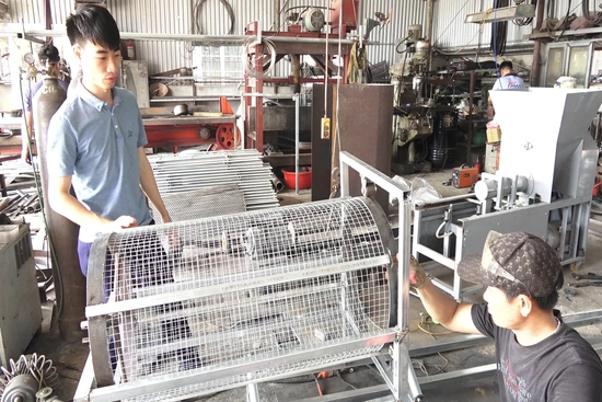 Sáng chế lò hấp phôi nấm tự động của chàng kỹ sư cơ khí