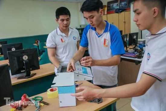 Sinh viên chế tạo thành công máy rửa tay diệt khuẩn tự động