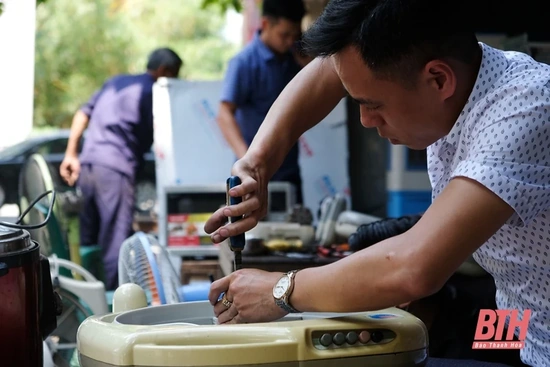 Nghề sửa chữa điện tử, điện lạnh “lên ngôi” mùa nắng nóng