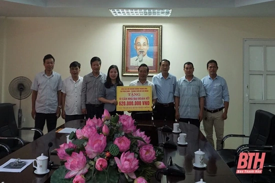 Tiếp nhận kinh phí ủng hộ làm nhà Đại đoàn kết