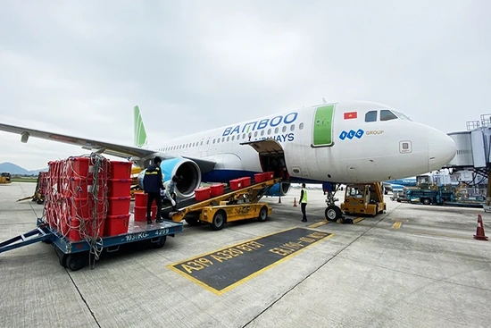 Chuyến bay đặc biệt của Bamboo Airways chở hàng cứu trợ hạ cánh miền Trung