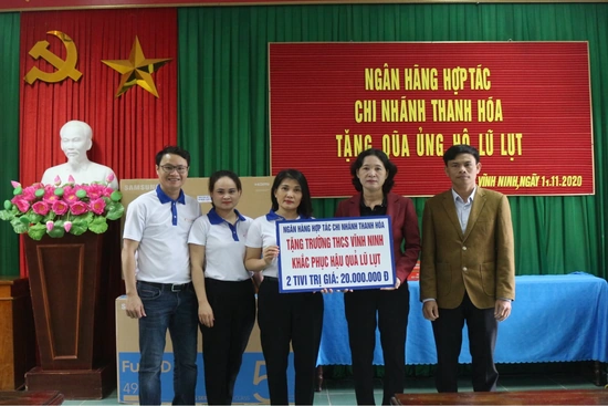 Ngân hàng Hợp tác, chi nhánh Thanh Hóa  ủng hộ đồng bào Miền Trung khắc phục hậu quả lũ lụt