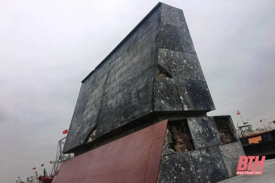 Bia ghi địa danh đầu tiên đón đồng bào Miền Nam tập kết ra Bắc bị hư hỏng nặng