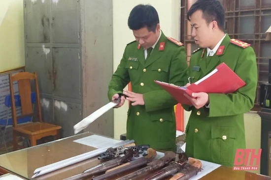 Vận động nhiều đối tượng giao nộp súng, hung khí nguy hiểm