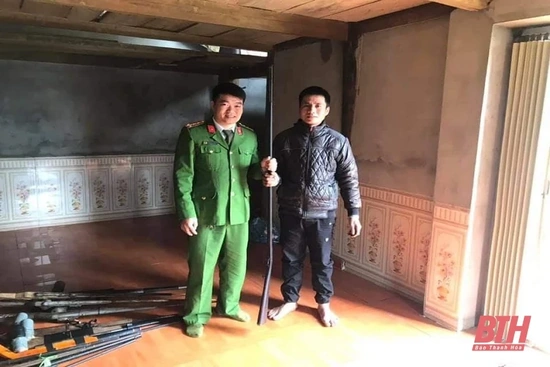 Công an huyện Bá Thước vận động Nhân dân giao nộp 47 súng tự chế
