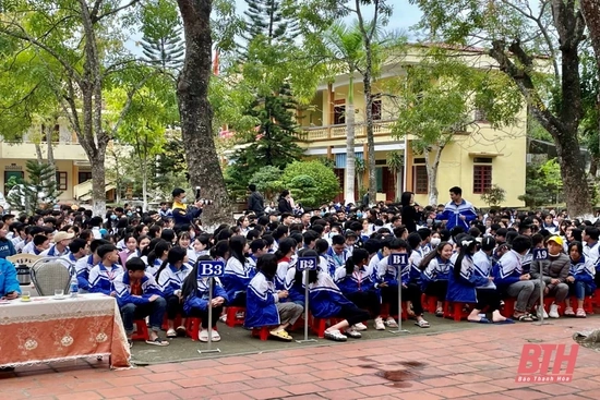 Đông đảo  đoàn viên, thanh niên, học sinh tham gia ngày hội việc làm