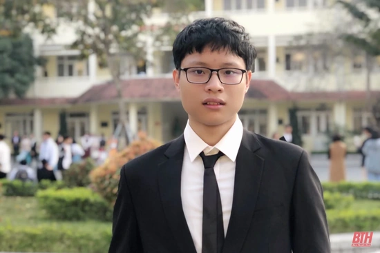 Tặng thưởng cho giáo viên và học sinh đoạt giải trong Kỳ thi Olympic Vật lý quốc tế lần thứ 51