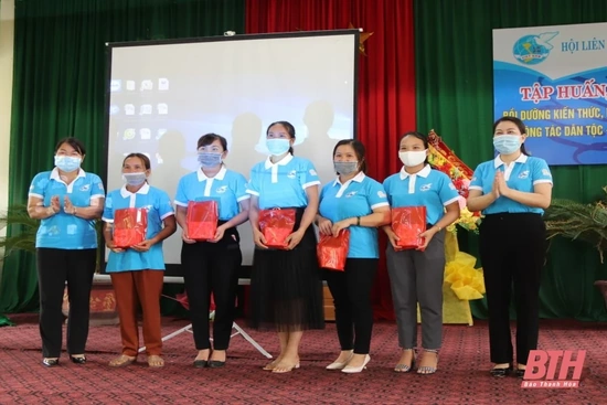 Tập huấn kiến thức, kỹ năng thông tin, tuyên truyền về công tác dân tộc, tôn giáo