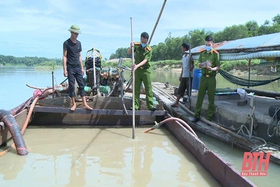 Bắt giữ phương tiện khai thác cát và đất trái phép tại các  huyện  Thiệu Hoá,  Như Thanh