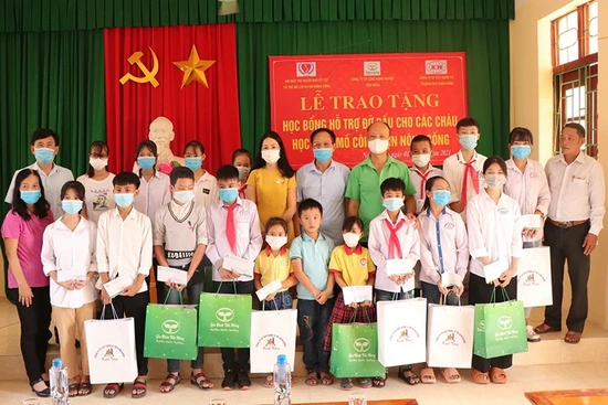 Công ty CP Công nông nghiệp Tiến Nông nhân đỡ đầu cho 157 trẻ mồ côi có hoàn cảnh đặc biệt khó khăn