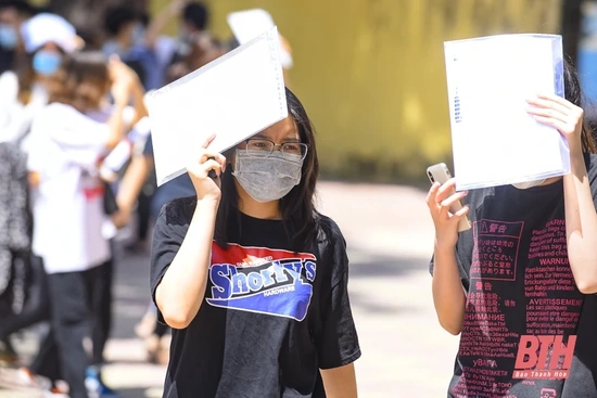 Thí sinh Thanh Hóa đội nắng đi làm thủ tục dự thi tốt nghiệp THPT năm 2021