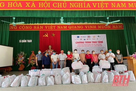 Trao áo phao cứu sinh đa năng cho ngư dân xã Quảng Thạch
