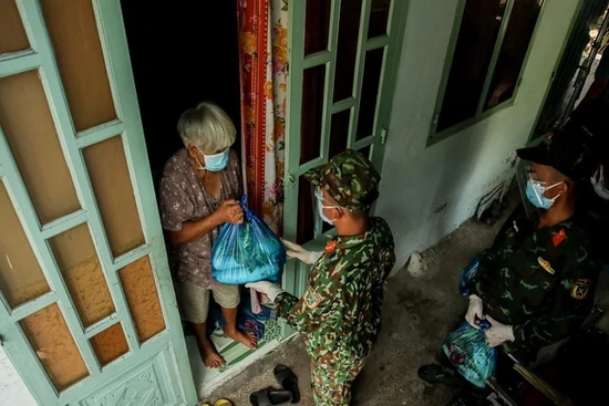 Quân đội hỗ trợ từng bó rau con cá để “không ai bị bỏ lại phía sau”